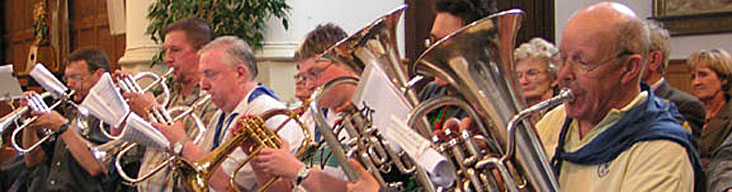 Bedevaarders-muzikanten bij het afsluiten van de bedevaart in de Sint-Kristoffelkerk te Londerzeel (2006)